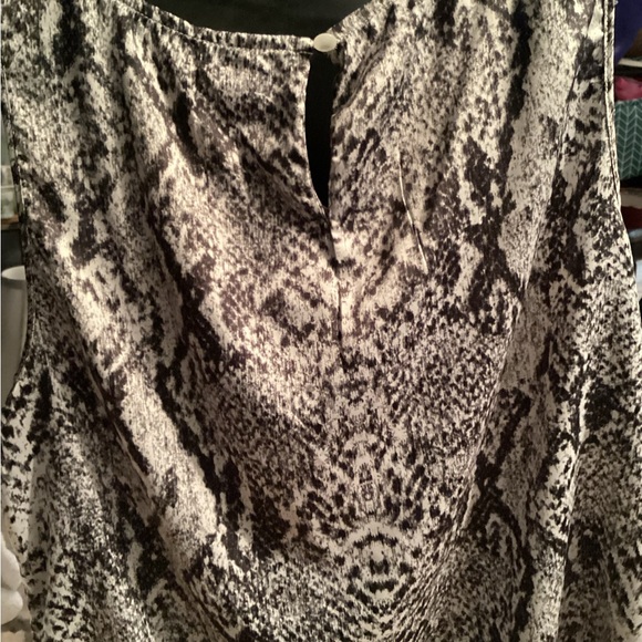 Kenneth Cole Reaction Large sleeveless animal print top black and white NWT - Picture 4 of 4